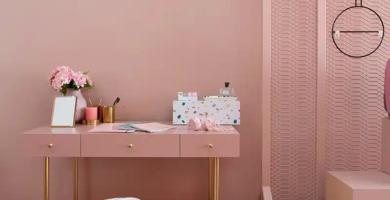 Adopter la couleur vieux rose dans une chambre