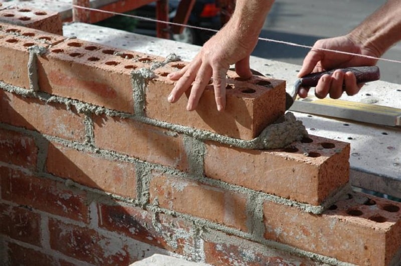 Pourquoi faire appel à un professionnel pour la restauration de mur en pierre et brique