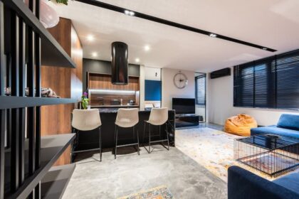 Un salon ouvert moderne