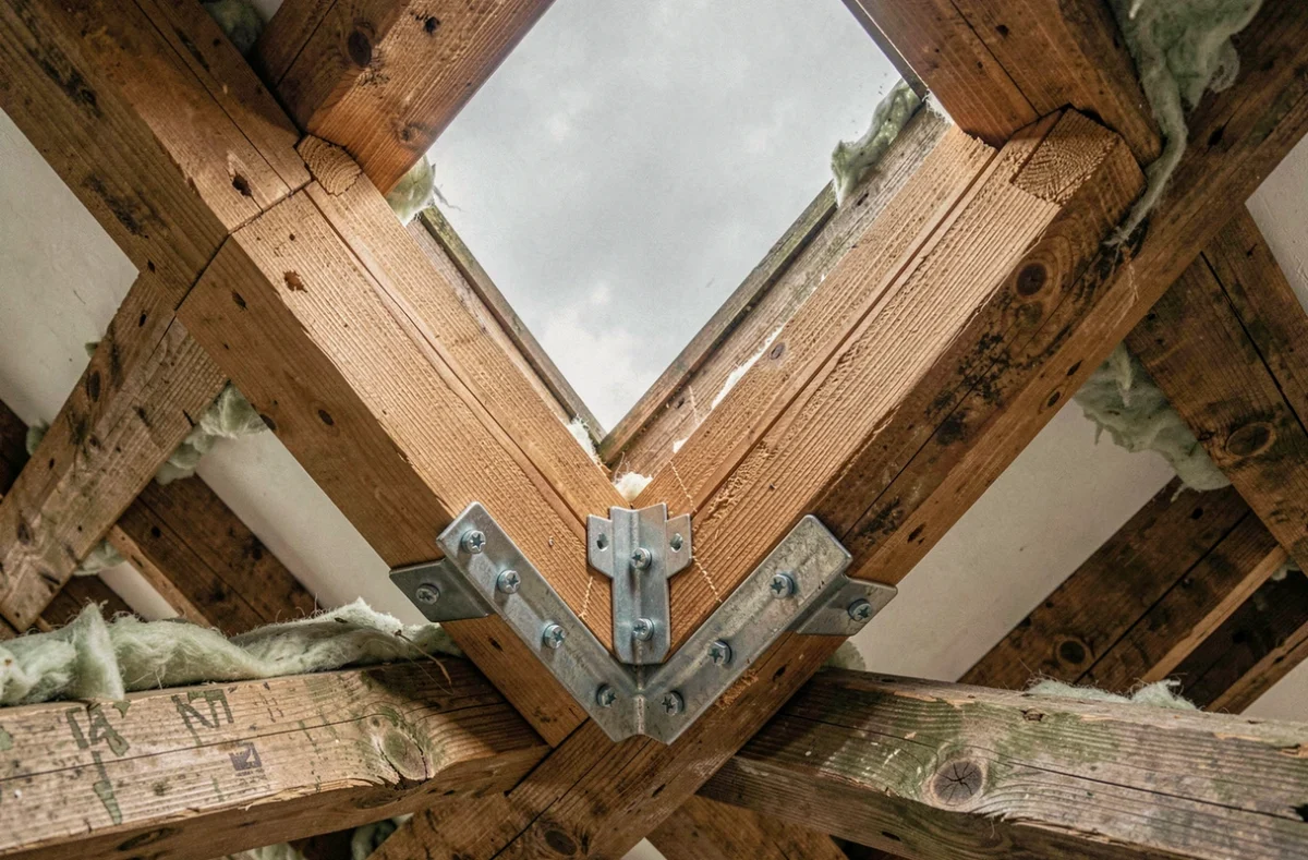 Détail du chevêtre bois pour velux 78x98 intégré dans une charpente ancienne en rénovation