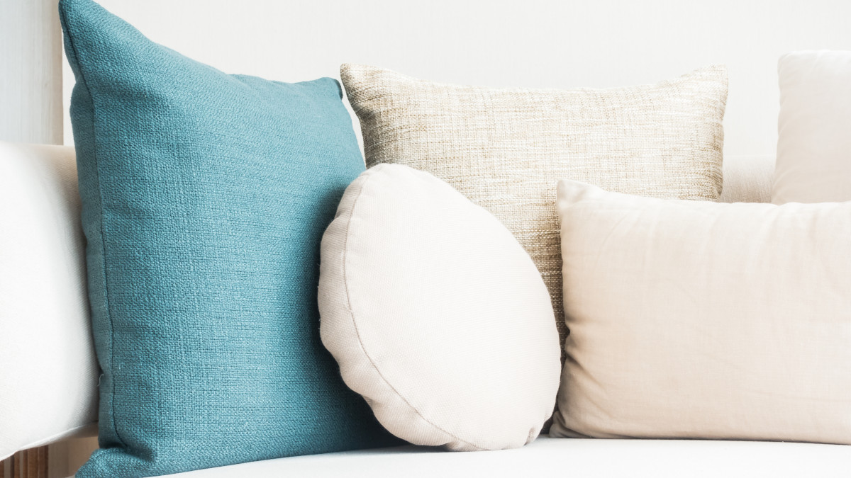 plusieurs coussins posés sur un canapé